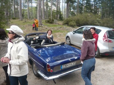 les filles papotent en attendant